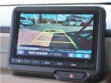 【バックカメラ】後方確認を支援する3つの視界、リアワイドカメラシステム。画面表示のビュー切り替えボタンを操作することで「ノーマルビュー」「ワイドビュー」「トップダウンビュー」の3種類の切り替えが可能。