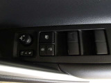 パワーウィンドウスイッチで運転席から全席の窓の開閉ができます。