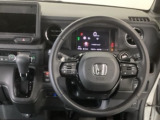 【ハンドル】運転にかかわる様々な操作を安全に行えるように視点移動が少なく操作性に配慮されたスイッチ類が凝縮されたコックピットです。