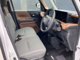 広々としたガラスエリアで周りがよく見渡せるので、小柄な方でも運転しやすい見晴らしのいい運転席