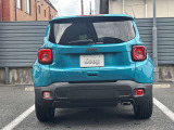 後方には障害物センサー装備。駐車が不安な方にとってバックカメラと併用でき頼もしい装備です。