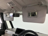 【サンバイザー】車内で身だしなみを整えるためのバニティミラーがセット。お化粧直しや髪型のチェックに活用できます。