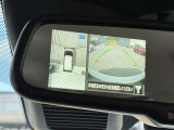 アラウンドビューモニターをルームミラーに写すことも可能です。