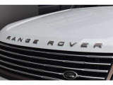 優雅で洗練されたエクステリア。専用のフロントグリル&バンパーには、RANGE ROVERスクリプトレタリングと専用デザインのSVセラミックエンブレムが装着されています。