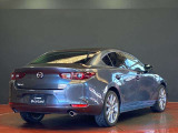 【MAZDA3】光の映り込みだけで、「面のうつろい」を表現し、見る場所、時間、天気によりさまざまな表情を見せ、見るたびに「このクルマにして良かった」と思っていただける車です。洗車も楽しくなります。