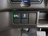 パーキングセンサーや横滑りを防ぐVSA等のスイッチ類は運転席の右側、手の届きやすい位置にあります。