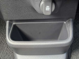 足元には便利なセンターロアボックスを設置。車内を整理しやすく、使い勝手の良さが魅力です。