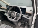 全方位で視界が広く見晴らしのよい運転席。安心して運転できます。