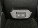 アームレスト後ろにはUSBソケットを装備!携帯を充電することができます!