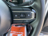 【クルーズコントロール】アクセル操作なしで一定速度を保つ機能。先行車との距離を自動調整する追従型が主流で、高速走行時の疲労を劇的に軽減します。長距離移動が多いお客様への商談では必須の快適装備です。