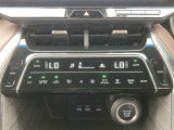 デュアルエアコンとは、運転席と助手席で、個別に温度設定ができる機能です。気温の感じ方は、人それぞれ違うもの。乗る人に優しい機能ですね。