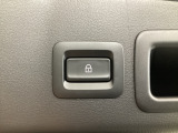 「キーを携帯」「車両電源OFF」「すべてのドアが閉まっている」これらの条件を満たす時にリアゲートロックスイッチを押しゲートを閉めると、すべてのドア、リアゲート、給油口が施錠されます。