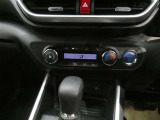 「AUTO」スイッチで車内の温度を一定に保ってくれるオートエアコン。快適装備の代名詞。もちろんマニュアル操作も可能ですよ。