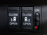 運転席からもスライドドアをボタン操作でスピーディーに開閉できます!またスマートキーでも操作できるので便利です。