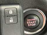 【キーレススタートシステム】カバンやポケットに入れたままでもドアの施錠・解錠が可能なスマートキーを装備。エンジンのオン・オフ時もカギを取り出す必要が無いからとっても便利です♪