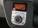【オートエアコン】車内温度を感知して自動で温度調整をしてくれるのでいつでも快適な車内空間を創り上げます!どの席に座っても快適なドライブが楽しめます♪