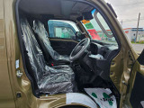 運転席はこちらです。プライベートな車内なのでリラックスできる空間を。