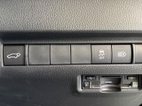 【パワーバックドア】スマートキーや運転席のボタンを押すだけでリアゲートが自動で開閉します!荷物を持っている時や、高い位置にあるバックドアを閉める際に便利な機能です♪