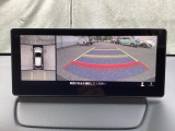 狭い場所での駐車やすれ違いなどでより的確な運転操作に役立つ360&deg;ビューモニターが装備されています。