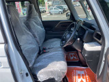 毎日過ごす運転席は要チェック。シートのへたり・擦れ、視界のイメージまで伝わる重要ポイント。