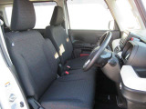 正しい姿勢で運転できるように体幹の腰部をしっかりささえるようデザインされているシートです。素材、シート形状を研究することでフィット感を高めつつ、優れた快適性を実現しています。