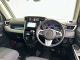 運転席まわりです。 各操作スイッチは使いやすい位置に配置されてます。