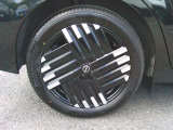 足元を引き締める、純正アルミホイール付きです。タイヤサイズは、205/50R17です。