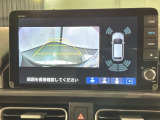 リバースギアに入れるだけで後方の表示へ切り替わります。夜間や雨の日の駐車も楽になりますよ。