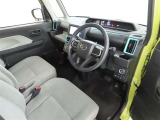 シンプルで使いやすいデザインの運転席です。