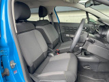 ●前席:ゆったりとしたドライバースペースで、長時間の運転でも快適にお過ごしいただけます。