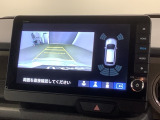 リバースギアに入れるだけで後方の表示へ切り替わります。夜間や雨の日の駐車も楽になりますよ。