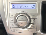 【オートエアコン】一度お好みの温度に設定すれば、車内の温度を検知し風量や温度を自動で調整。暑い&hellip;寒い&hellip;と何度もスイッチ操作をする必要はありません。快適な車内空間には必須の機能ですね♪
