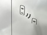 【ブラインドスポットモニター】走行中、ドアミラーの死角になりやすい箇所に後続車が接近するとサイドミラーのレンズに警告を表示!ドライバーに注意喚起をしてくれます。