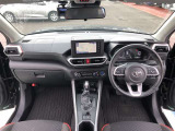 シンプルながら機能性溢れる運転席廻りです。視界性もよく、運転しやすいですよ。