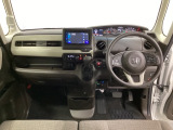 車内は光触媒抗菌消臭施工済です。インパネ周りはスタイリッシュなデザインです。グローブボックスやカップホルダーのほかにトレーなどたくさんの収納スペースが付いています。