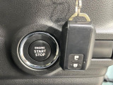 【キーレススタートシステム】カバンやポケットに入れたままでもドアの施錠・解錠が可能なスマートキーを装備。エンジンのオン・オフ時もカギを取り出す必要が無いからとっても便利です♪