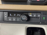 【オートエアコン】一度お好みの温度に設定すれば、車内の温度を検知し風量や温度を自動で調整。暑い&hellip;寒い&hellip;と何度もスイッチ操作をする必要はありません。快適な車内空間には必須の機能ですね♪