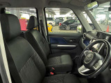 運転席の画像です。足元やシートまわりに余裕があり、リラックスした姿勢で運転が可能です。視界も良好で操作系へのアクセスもしやすく、快適で安心感のあるドライブをサポートします。