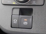 「HOLD」スイッチを押し、システムONの状態にしておくことで、渋滞や信号待ちなどでブレーキを踏んで停車した時にブレーキを保持。アクセルを踏むと解除されます。