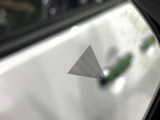 【後方車輛検知】走行中、ドアミラーの死角になりやすい箇所に後続車が接近するとサイドミラー付近に警告を表示、ドライバーに注意喚起をしてくれます。