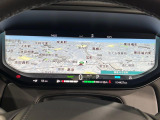 未来のコックピットのような運転席!ハンドルの奥の高画質画面は、スマホのように着せ替えできます。スピードメーターだけではなくナビの地図を画面いっぱいに映せるため、目線を外さず安全に運転できます。