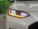 【LEDヘッドライト】悪天候や夜間走行時も良好な視界を確保し安心して運転できる高輝度LEDヘッドライトを装備!点灯速度が早く、消費電力も抑えられています。