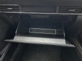 【グローブボックス】大容量のグローブボックスです!!車検証ケース他、日頃使う小物類の収納スペースもたくさんあります!