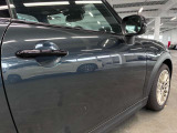 MINIのヘッドライトは、ブランドの象徴であるクラシカルな丸型デザインが最大の魅力です。現行モデルでは、周囲を囲む円形のLEDデイライトが個性を放ち、夜間でも一目でMINIと分かる高い視認性を誇ります。