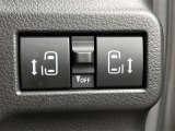 両側電動スライドドアのスイッチ付です。車内からもスイッチひとつで楽にドアの開閉が可能です。電動なので開閉時に力を使う必要がなく、半ドアになることもありません!