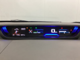 中央にデジタル表示のスピードメーターを配したハイブリット専用メーターになっています。左側のインフォメーション画面で燃費などの情報を確認できます。