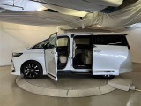 両側パワースライドドア付きだから、狭い駐車スペースなどでの 乗り降りラクラク!小さなお子さまのいるご家庭には嬉しい装備。
