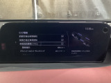 車線逸脱警報システムは、走行中にカメラで車線を検知して、自車が車線から逸脱する可能性があると判断した場合に、警報によりドライバーに通知します。