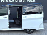 両手が塞がっていても足先をスッと入れてサッと引くだけで自動開閉する「ハンズフリーオートスライドドア(両側)」!両手で荷物や眠ったお子様を抱えていてもドアハンドルに触れずにスマートに開け閉めできます♪