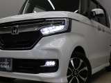【LEDヘッドライト】悪天候や夜間走行時も良好な視界を確保し安心して運転できる高輝度LEDヘッドライトを装備!点灯速度が早く、消費電力も抑えられています!!